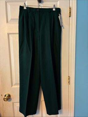 NWT women’s  Dark Green Wool Dress Pants - Classic Pleated